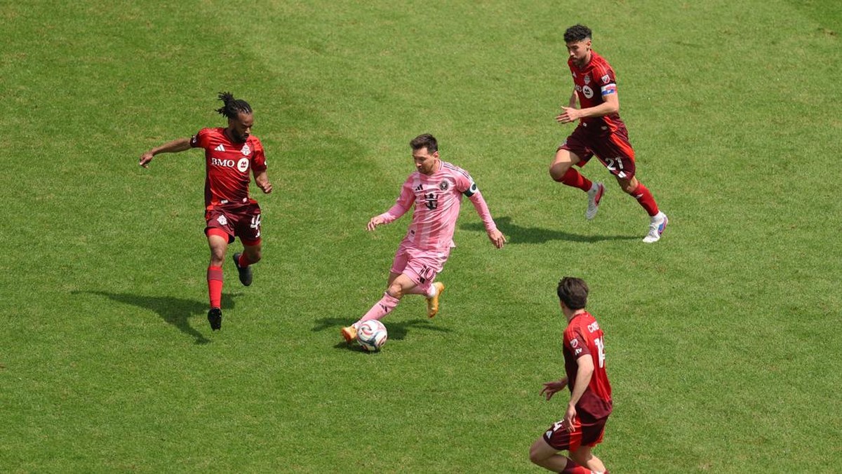 Lionel Messi (tengah) dalam laga Toronto FC vs Inter Miami. (Foto: MLS via Getty Images/Michael Chisholm)