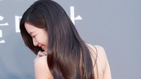 Moon Ga Young Pamer Tato di Baeksang Awards, Tampil Beda Bergaun Merah