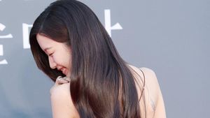 Moon Ga Young Pamer Tato di Baeksang Awards, Tampil Beda Bergaun Merah