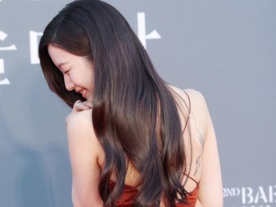 Moon Ga Young Pamer Tato di Baeksang Awards, Tampil Beda Bergaun Merah