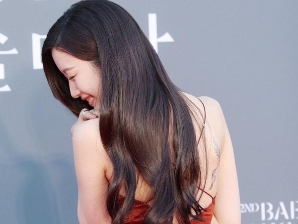 Moon Ga Young Pamer Tato di Baeksang Awards, Tampil Beda Bergaun Merah