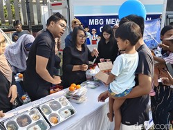 Ribuan Menu MBG Dibagikan Gratis di CFD Solo, Ada Steak-Chicken Wings