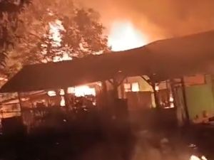 Video: Pengasuh Diduga Lakukan Pencabulan, Ponpes di Lampung Dibakar Massa
