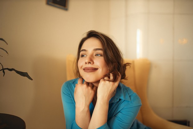 Salah satu ciri perempuan cantik luar dalam adalah mampu melihat sisi baik dari kehidupan. Sikap positif membuat aura seseorang terasa lebih hangat, nyaman, dan menyenangkan bagi orang di sekitarnya.