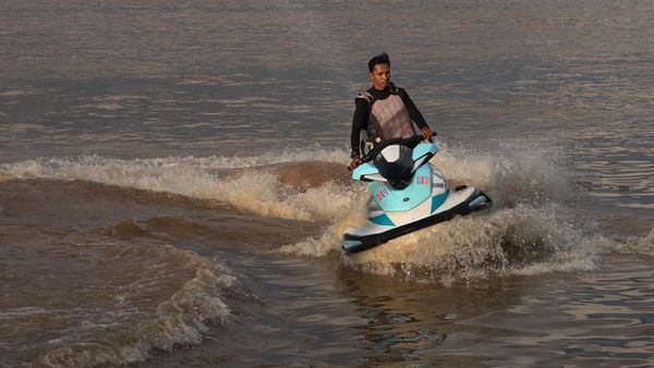 Potret Serunya Melintasi Sungai Kapuas Pakai Jet Ski