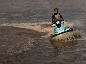 Potret Serunya Melintasi Sungai Kapuas Pakai Jet Ski