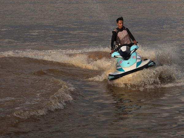Potret Serunya Melintasi Sungai Kapuas Pakai Jet Ski