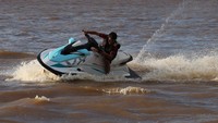 Sensasi Menyusuri Sungai Kapuas dengan Jet Ski di Pontianak