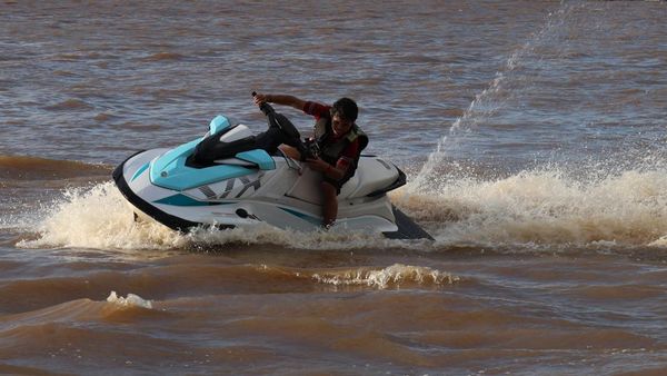 Sensasi Menyusuri Sungai Kapuas dengan Jet Ski di Pontianak