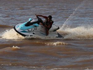 Sensasi Menyusuri Sungai Kapuas dengan Jet Ski di Pontianak