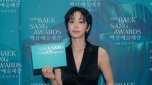 Gaya Seol In Ah Berambut Cepak di Baeksang Awards, Cantik Sekaligus Tampan