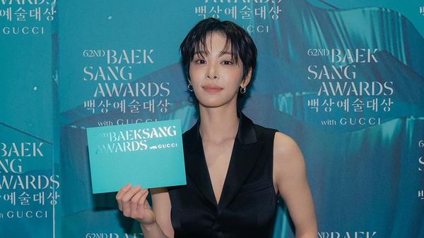 Gaya Seol In Ah Berambut Cepak di Baeksang Awards, Cantik Sekaligus Tampan