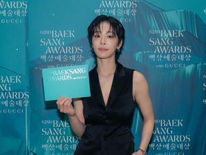 Gaya Seol In Ah Berambut Cepak di Baeksang Awards, Cantik Sekaligus Tampan