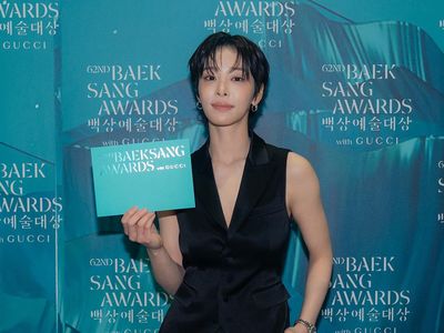 Gaya Seol In Ah Berambut Cepak di Baeksang Awards, Cantik Sekaligus Tampan