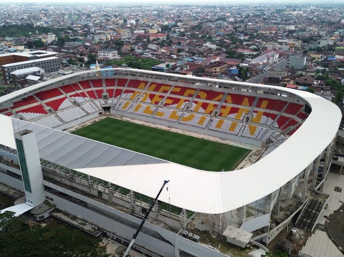 Foto udara pekerja menyelesaikan revitalisasi Stadion Teladan di Medan, Sumatera Utara, Minggu (10/5/2026). Revitalisasi Stadion Teladan ditargetkan selesai pada akhir Mei 2026 dan siap menjadi salah satu stadion untuk piala AFF U-19 pada awal Juni 2026. ANTARA FOTO/Yudi Manar