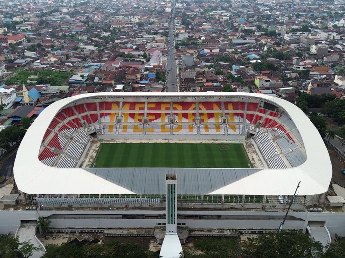 Foto udara pekerja menyelesaikan revitalisasi Stadion Teladan di Medan, Sumatera Utara, Minggu (10/5/2026). Revitalisasi Stadion Teladan ditargetkan selesai pada akhir Mei 2026 dan siap menjadi salah satu stadion untuk piala AFF U-19 pada awal Juni 2026. ANTARA FOTO/Yudi Manar