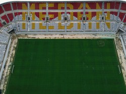 Dari pantauan udara, area stadion terlihat mengalami pembaruan di berbagai sisi, mulai dari tribun penonton, lapangan, hingga fasilitas pendukung lainnya. Revitalisasi dilakukan untuk meningkatkan kenyamanan penonton sekaligus memenuhi standar penyelenggaraan pertandingan internasional. ANTARA FOTO/Yudi Manar