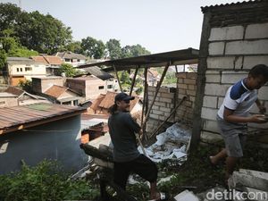 Longsor Rusak Rumah Warga di Manyaran Semarang