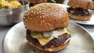 Jualan di Teras Rumah, Burger ala Amerika Ini Laris Manis!