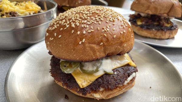 Jualan di Teras Rumah, Burger ala Amerika Ini Laris Manis!