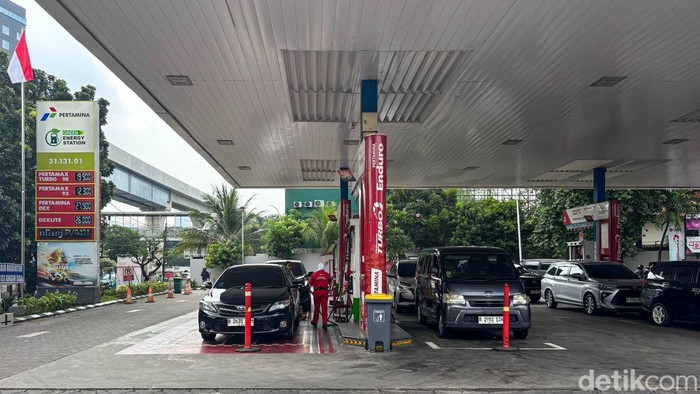13 SPBU Jakarta Stop Jual Pertalite Aktivitas pengisian BBM terlihat di SPBU Pertamina area Pramuka, Jakarta, Senin (11/5/2026). Sebanyak 13 SPBU di Ibu Kota sekarang menghentikan penjualan Pertalite.