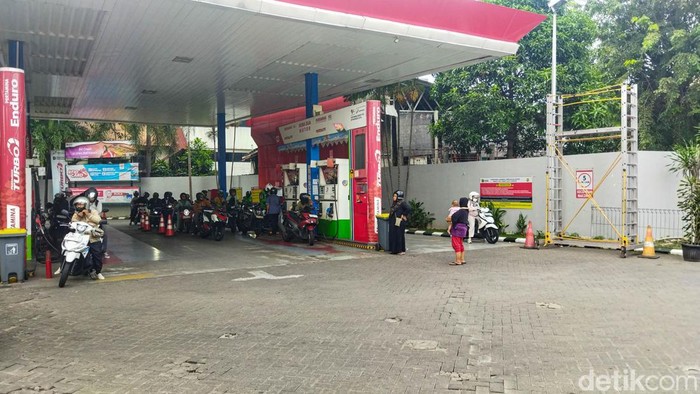 13 SPBU Jakarta Stop Jual Pertalite Aktivitas pengisian BBM terlihat di SPBU Pertamina area Pramuka, Jakarta, Senin (11/5/2026). Sebanyak 13 SPBU di Ibu Kota sekarang menghentikan penjualan Pertalite.