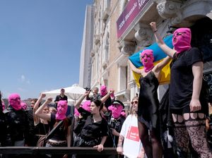 Aksi Demo Pussy Riot Pakai Topeng Balaclava Pink di Venesia