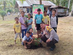 Cara Unik Bhabin di Riau Ajak Warga Tanam Pohon Sambil Nyanyi Lagu Mandarin
