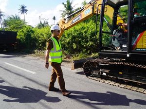Perbaikan Jalan di Nusa Penida Mulai Dikerjakan, Bupati Minta Warga Bersabar