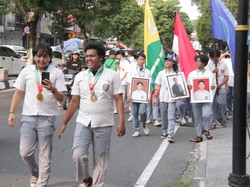 Wujud Syukur Kelulusan, Siswa De Britto Jalan Kaki ke Tugu Jogja-Bagi Sembako
