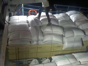 Viral Truk Nyaris Terguling di Kapal Poto Tano-Kayangan, ASDP Duga Muatan Penuh