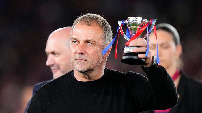 Hansi Flick saat merayakan gelar juara Liga Spanyol musim ini.