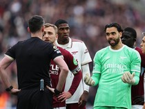 Kapten West Ham Berang Wasit Istimewakan David Raya