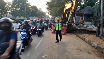 Ada Proyek Galian, Lalin di TB Simatupang Jaksel Macet Senin Pagi