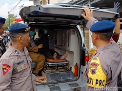 Geger Pria Purwokerto Naik Atap Diduga Depresi, Turun Usai Istri Datang