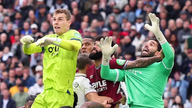 LONDON, ENGLAND - MAY 10: Pablo of West Ham United fouls David Raya of Arsenal resulting in a late equalising goal for West Ham being disallowed by VARduring the Premier League match between West Ham United and Arsenal at London Stadium on May 10, 2026 in London, England. (Photo by Marc Atkins/Getty Images)
