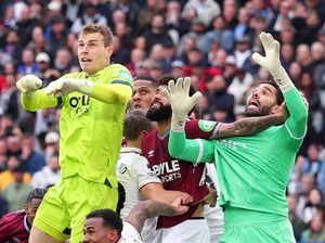 Legenda MU Bela Putusan Wasit di Drama VAR West Ham Vs Arsenal