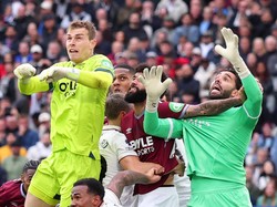 Legenda MU Bela Putusan Wasit di Drama VAR West Ham Vs Arsenal