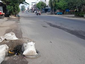 Warga Keluhkan Lubang-lubang Menganga di Jalan Bhayangkara Medan
