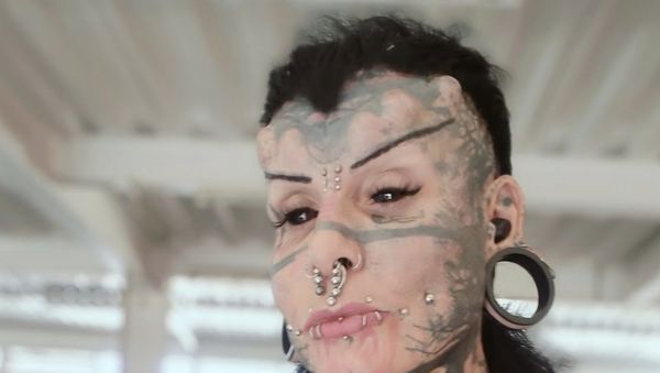Penampakan Wanita Dijuluki Vampir di Dunia Nyata, Tatoan hingga Lidah Terbelah