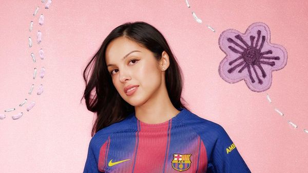 Gaya Olivia Rodrigo Jadi Pendukung Barca, Padukan Jersey dengan Celana Gemas