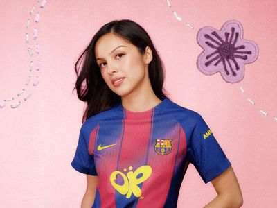 Gaya Olivia Rodrigo Jadi Pendukung Barca, Padukan Jersey dengan Celana Gemas