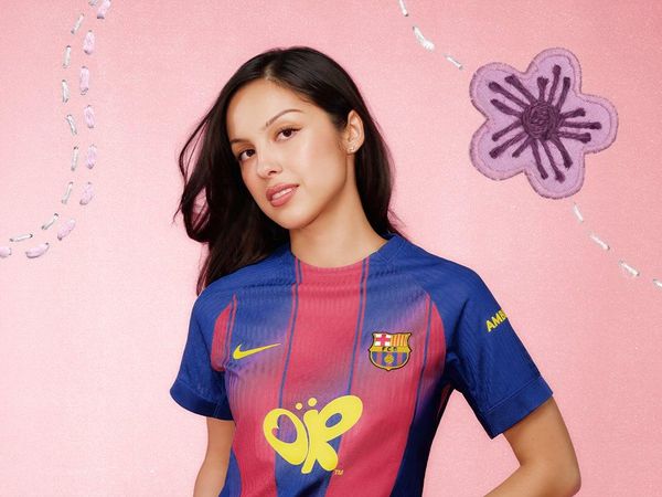 Gaya Olivia Rodrigo Jadi Pendukung Barca, Padukan Jersey dengan Celana Gemas