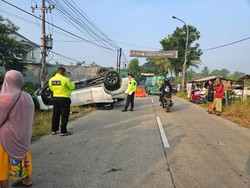 Pajero Tabrak 2 Bocah SD dan Wanita hingga Terbalik di Serang