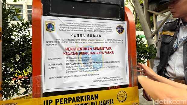 Parkir terlarangan di Blok M Square disegel. (Rumondang/detikcom)