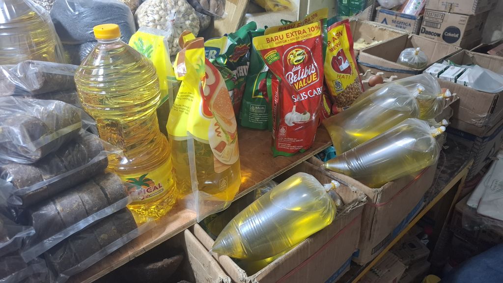 Penjualan minyak goreng bungkusan  di Pasar Senen, Jakarta Pusat pada Senin (11/5/2026), (CNBC Indonesia/Chandra Dwi Pranata)