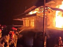 8 Rumah-1 Gudang Besi Bekas Ludes Terbakar di Palembang, Diduga LPG Meledak