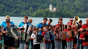 Ratusan Pemain Akordeon Meriahkan Festival di Danau Bled