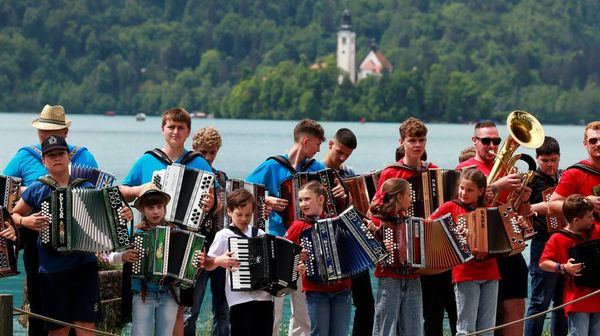 Ratusan Pemain Akordeon Meriahkan Festival di Danau Bled