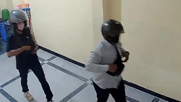 Viral Komplotan Maling Bersenpi di Depok Kepergok Curi Motor di Indekos